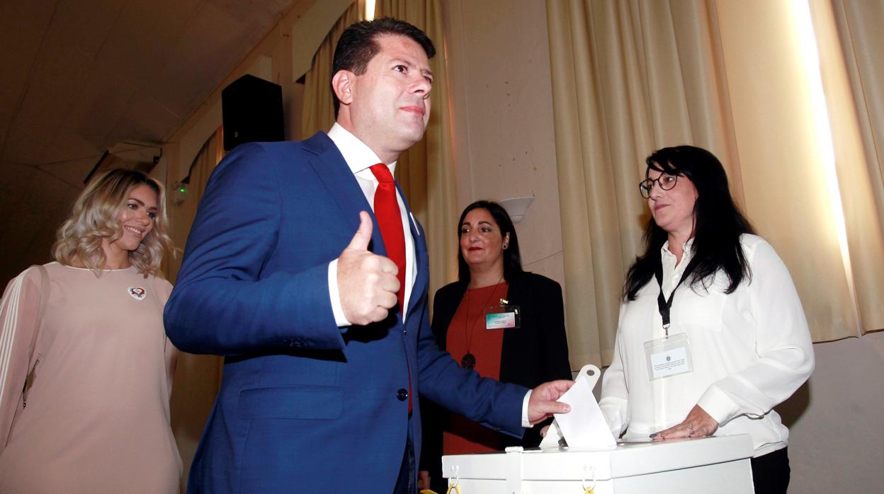 Fabian Picardo, seguido de su esposa, ejerciendo su derecho al voto en Gibraltar