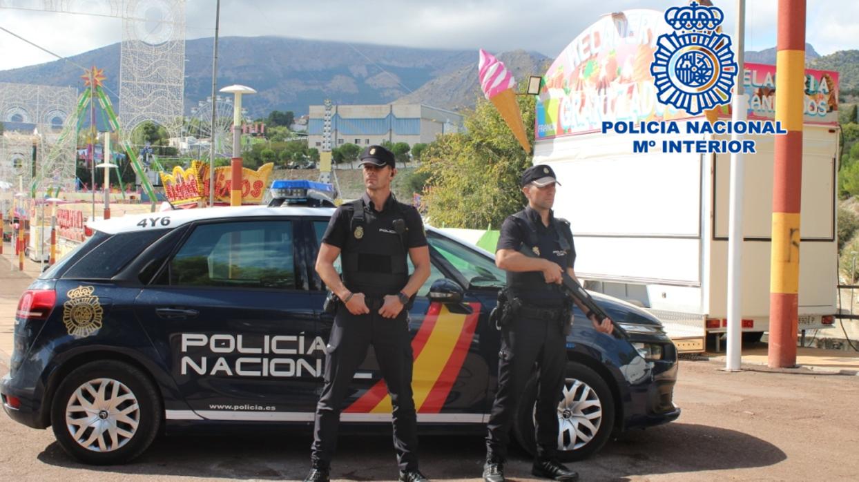 Dos agentes de la Policía Nacional en la Feria de San Lucas