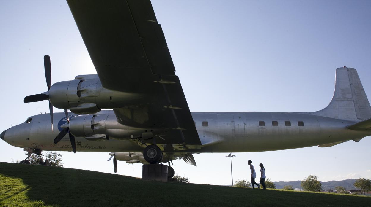 Avión cultural instalado en el Balcón del Guadalquivir