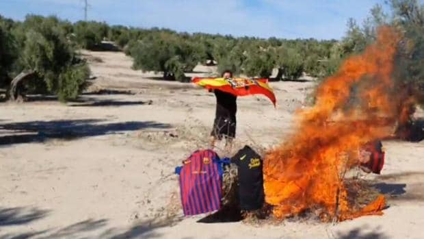 Vox asegura que el vecino de Cazalilla que quema camisetas del Barça en un vídeo no es afiliado suyo