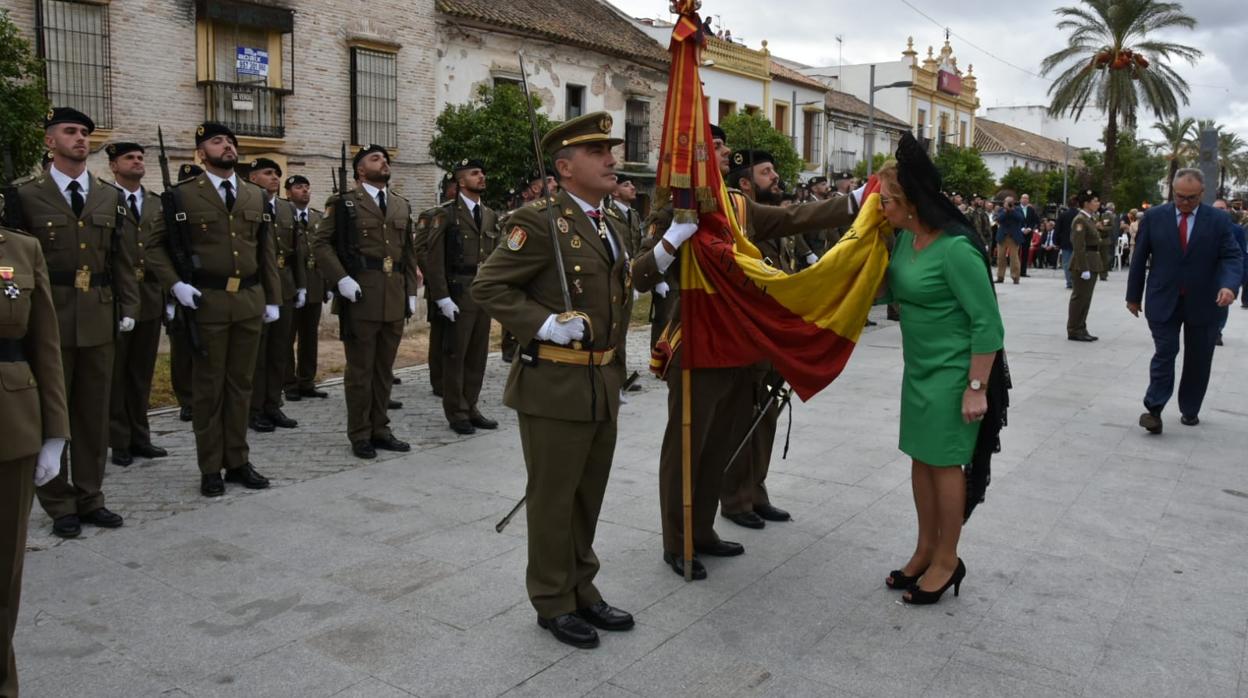 Una mujer de mantilla besa la bandera de España