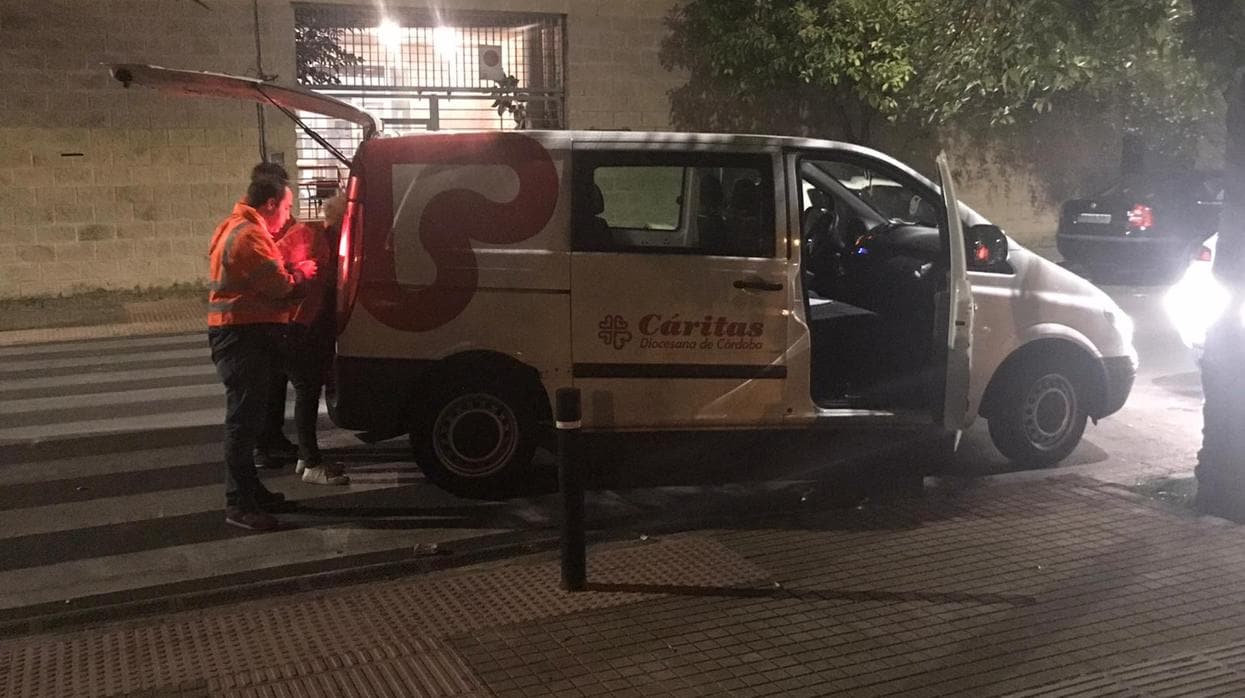 Un equipo de Cáritas atiende a personas sin hogar en las calles