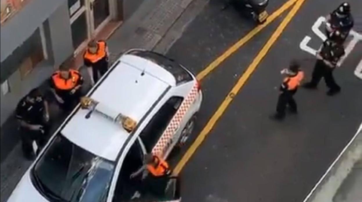 El coche al ser interceptado por la policía de Gibraltar