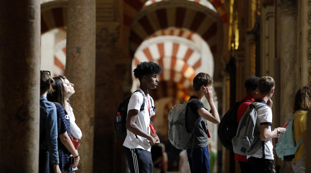 Grupo de escolares en la Mezquita