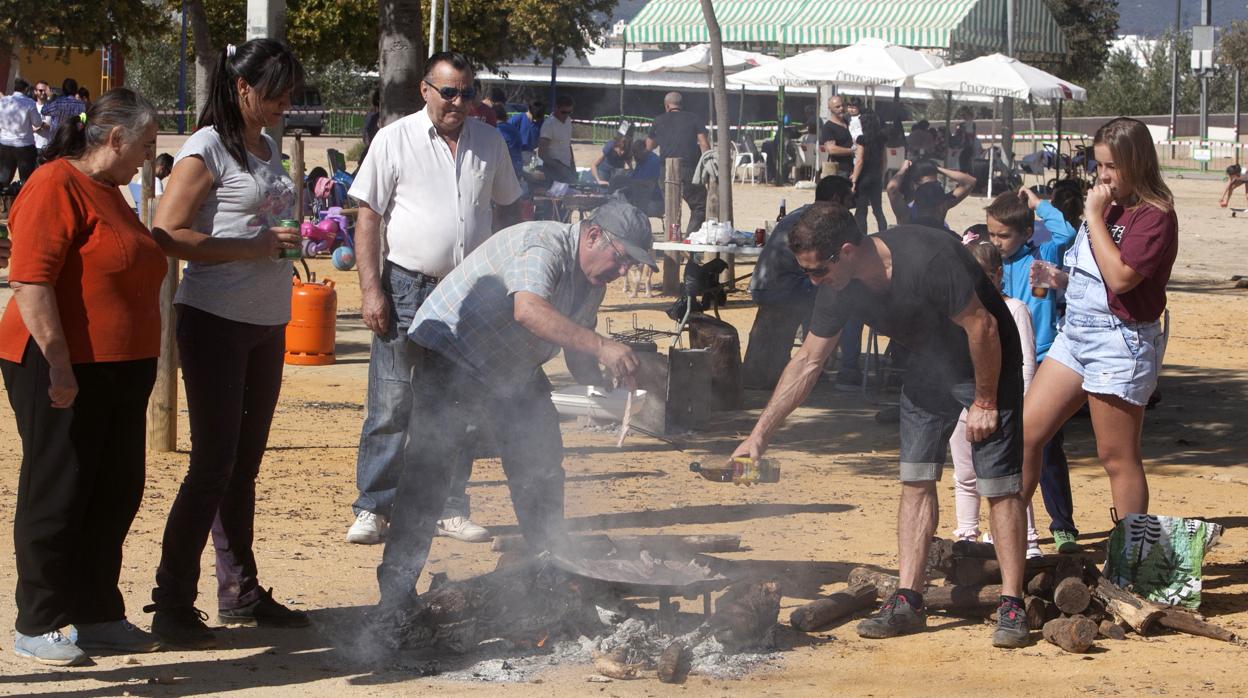 Preparación de un perol en el Arenal en la festividad de San Rafael de 2017