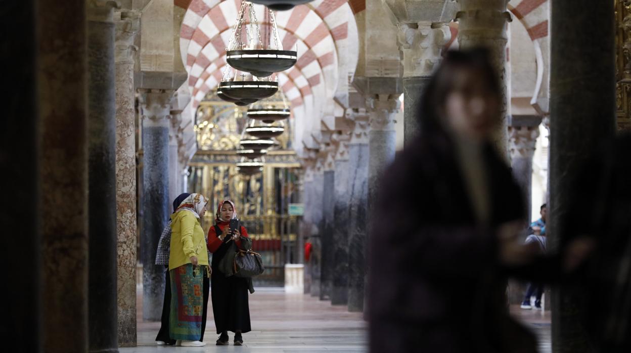 Turistas en la Mezquita de Córdoba