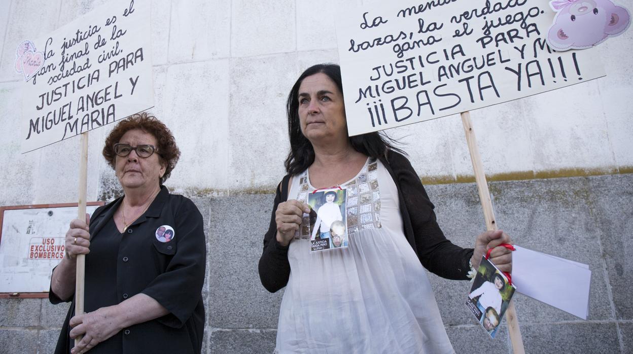 La abuela y madre de las víctimas, a la izquierda, ante los juzgados