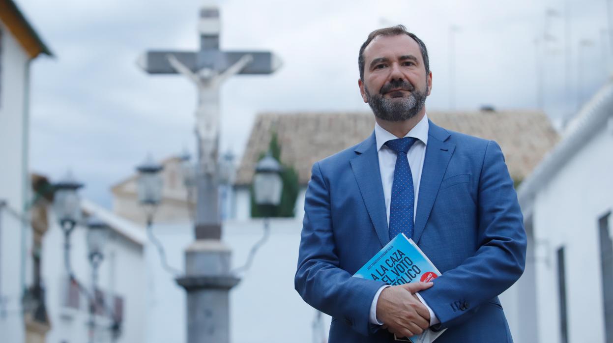 José Francisco Serrano Oceja, ante el Cristo de los Faroles, poco antes de presentar su libro en Córdoba