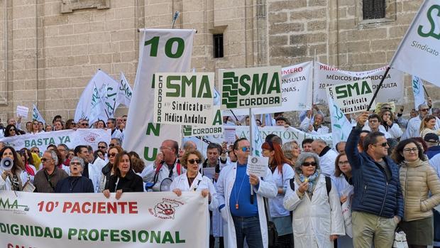 El Sindicato Médico andaluz anuncia movilizaciones y acusa a Salud de «jugar» con sus ilusiones