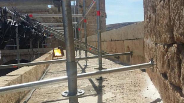 Condenan a un técnico de la Junta por permitir 20 agujeros con un taladro en La Alcazaba de Almería