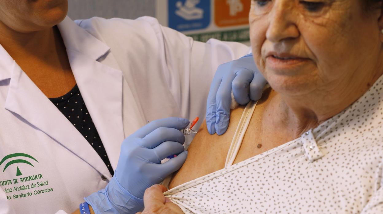 Un sanitario pone una vacuna a un paciente