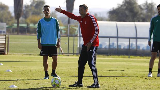 Jesús Álvaro recae en el primer entrenamiento de un exigente Raúl Agné en el Córdoba CF