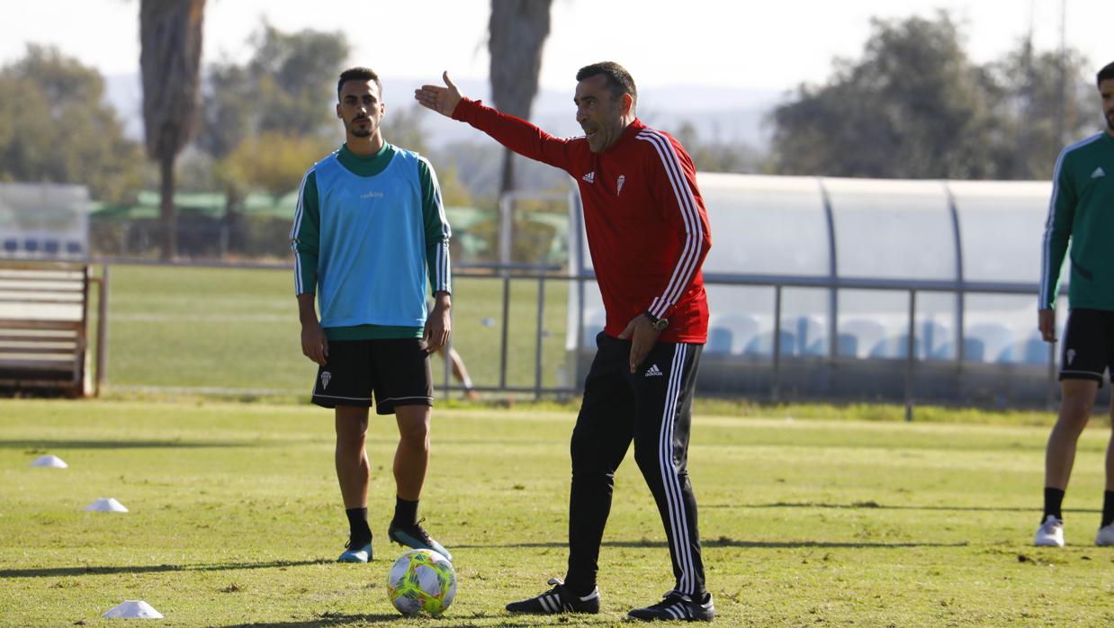 El nuevo entrenador del Córdoba, Raúl Agné, en su primera sesión en el club