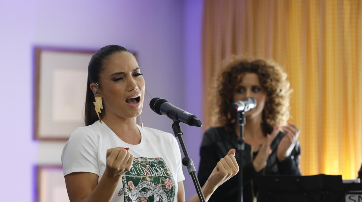 India Martínez y una de sus coristas durante la presentación de hoy en Córdoba