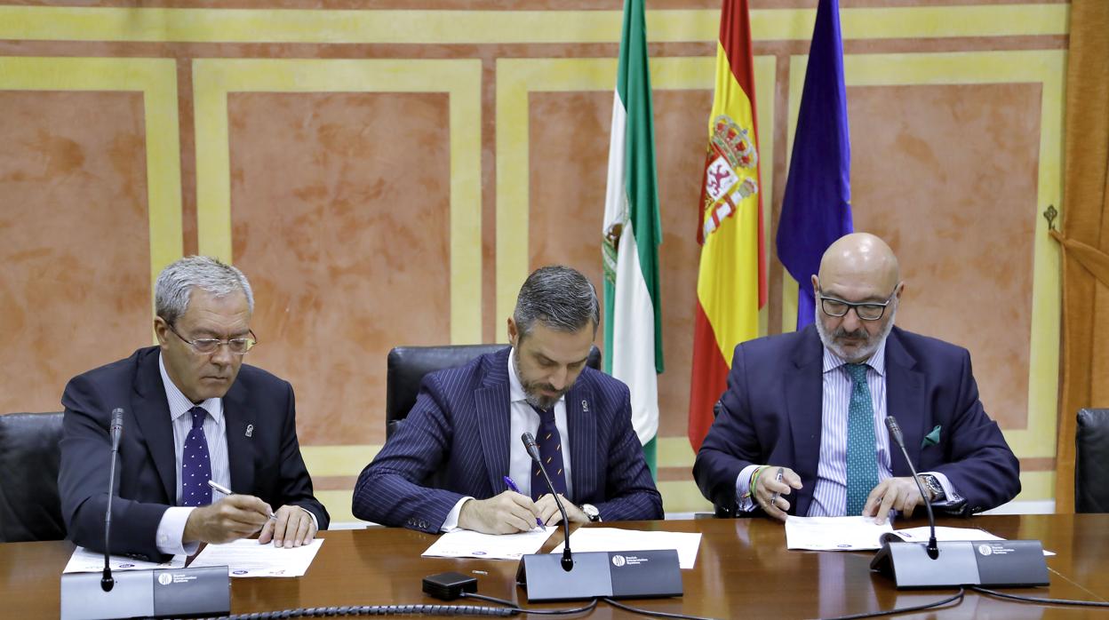 Momento de la firma del acuerdo entre los tres representantes de las formaciones políticas