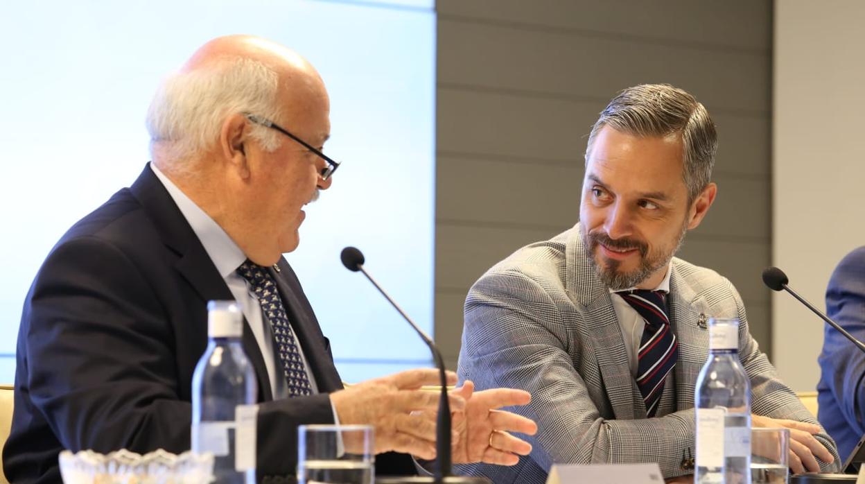 Juan Bravo junto al consejero de Salud Jesús Aguirre en el encuentro celebrado en la sede de Caja Rural del Sur