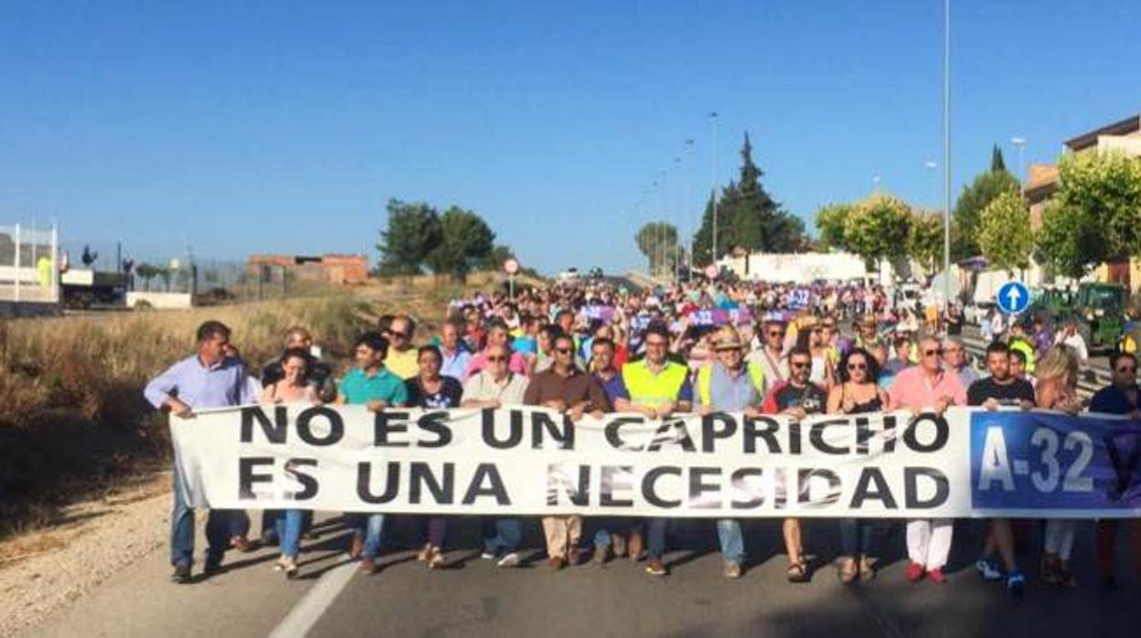 Movilización en protesta por la demora en la construcción de la A-32