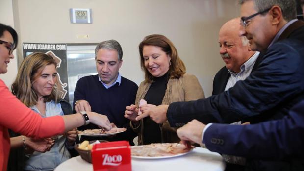 El Gobierno andaluz come carne mechada en Benaoján emulando a Fraga en Palomares