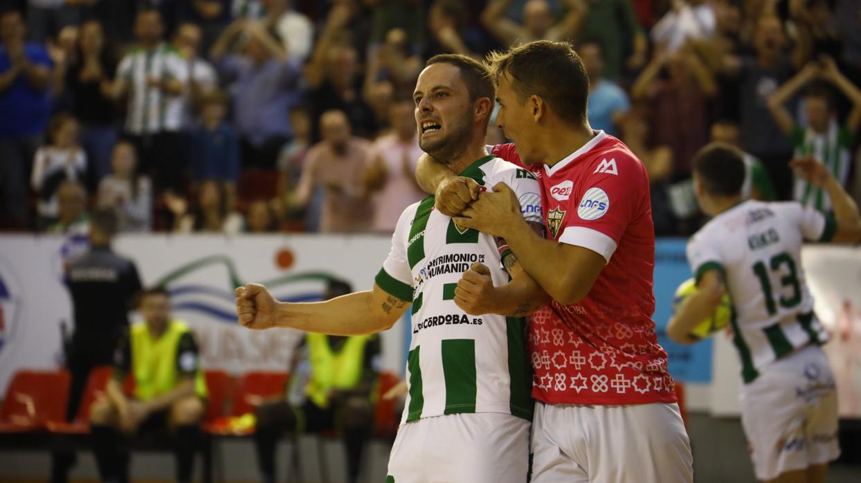 Manu Leal y Koseky, celebran uno de los goles locales