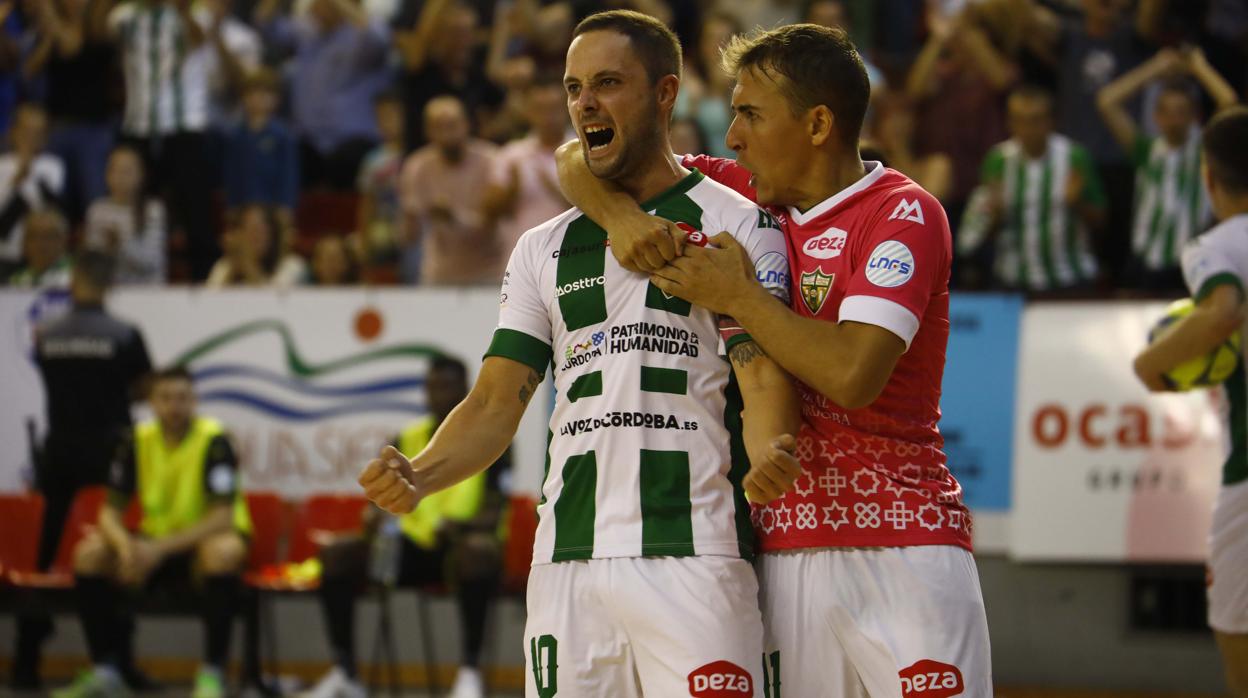 Manu Leal y Koseky, celebran uno de los goles locales