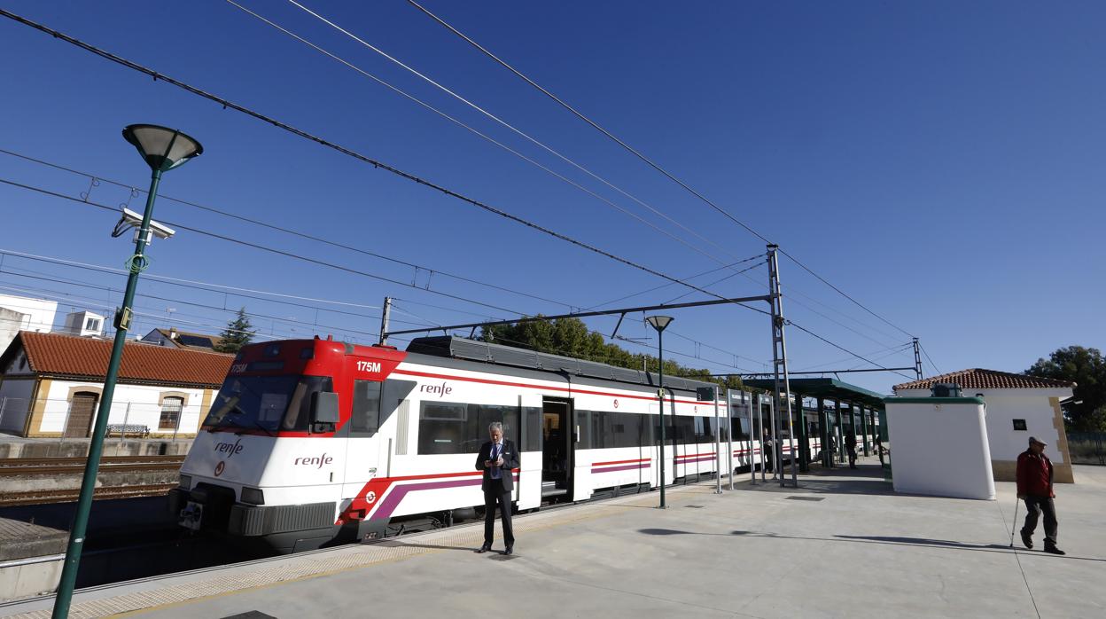 Imagen de uno de los trenes que enlazan Vilarrubia y Alcolea