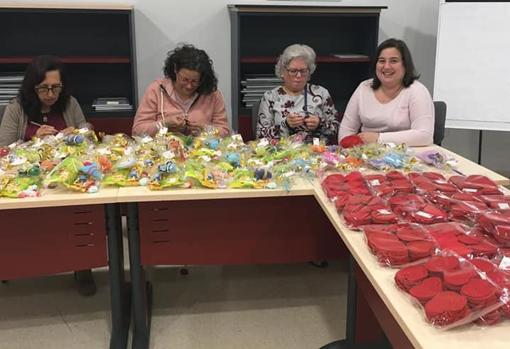 Mujeres de Villafranca de Córdoba tejen regalos en ganchillo para niños hospitalizados