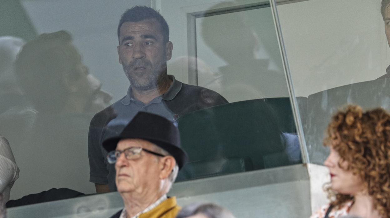 El entrenador del Córdoba CF, Raúl Agné, el domingo, en el palco