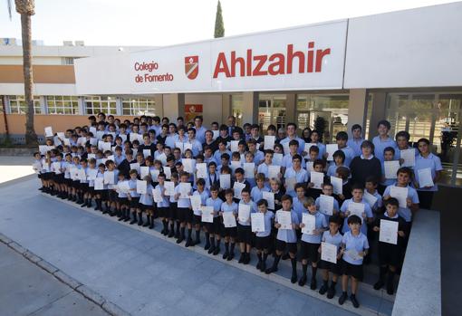 Alumnos de Ahlzahir con sus diplomas tras superar los exámenes oficiales de Cambridge