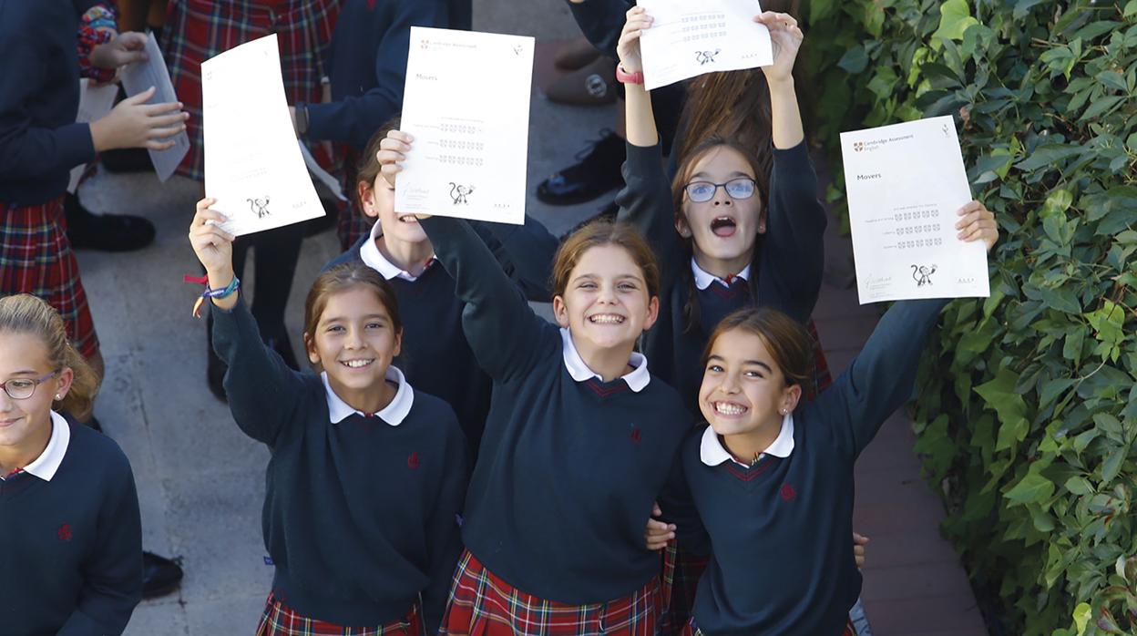 Alumnas del colegio de Fomento El Encinar con sus diplomas de Cambridge