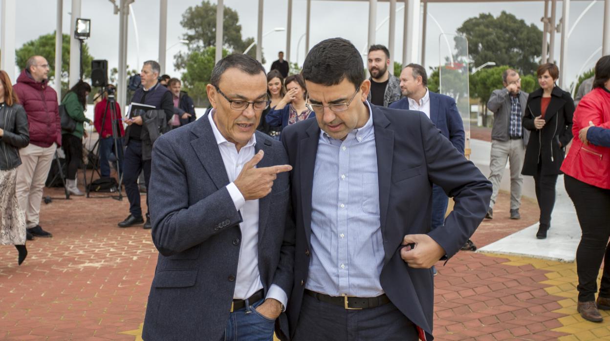 Ignacio Caraballo con Mario Jiménez en un acto en Huelva