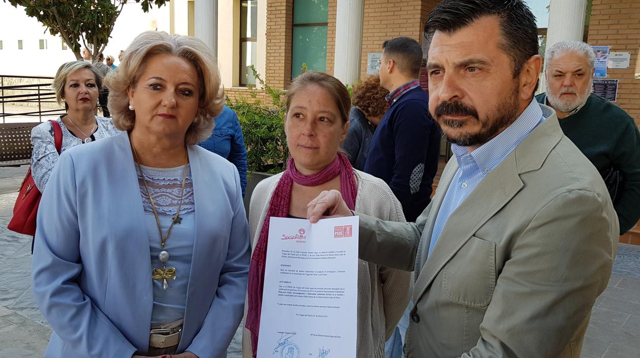 La líder del PP en Vegas del Genil, la vecina a la que compraron el voto y Toni Martín, este martes