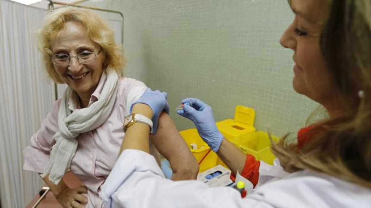 Una mujer recibe su dosis de vacuna