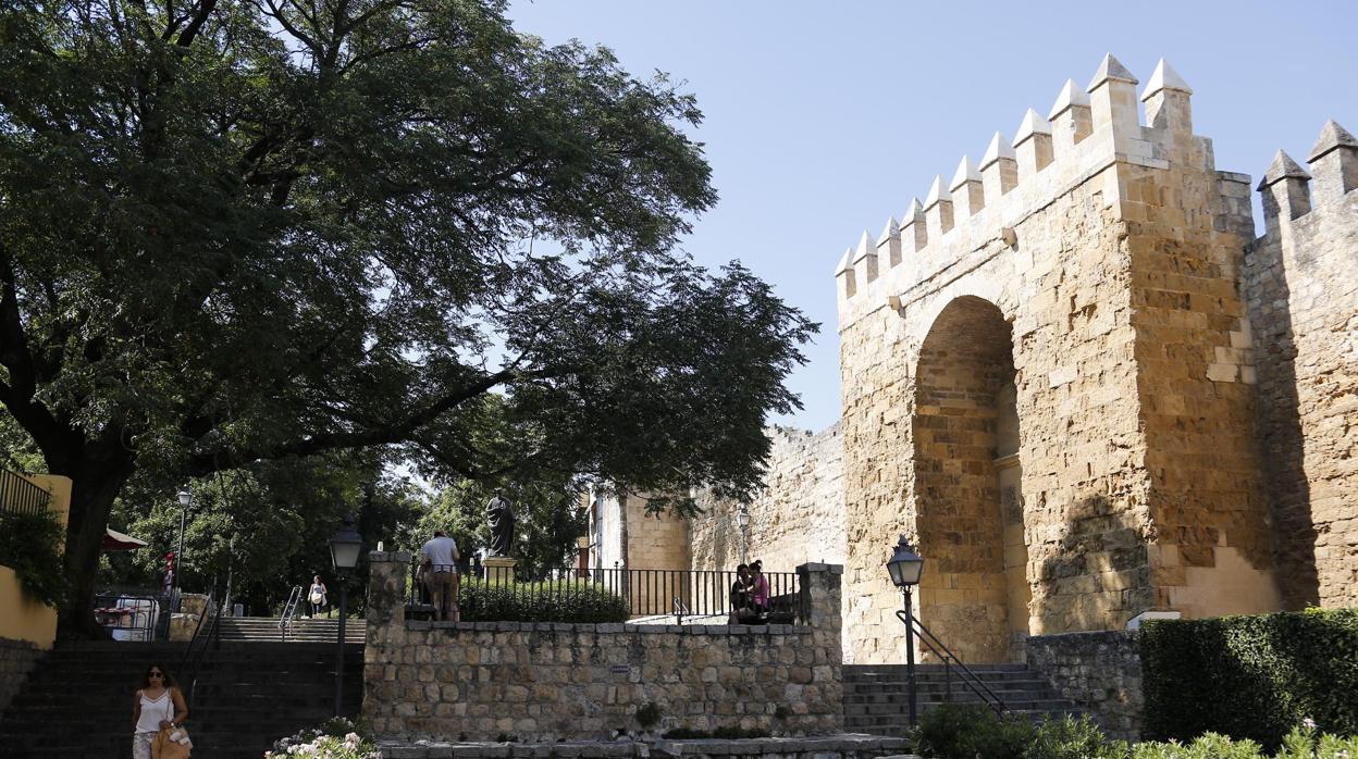 Puerta de Almodóvar y restos de la muralla occidental de Córdoba en la calle Cairuán