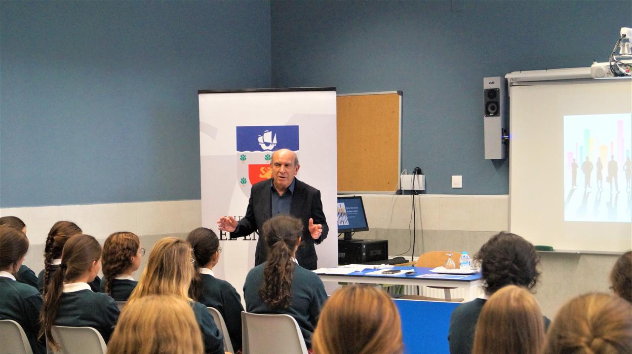 Ángel Baguer durantes su encuentro con alumnas del Bachillerato de Excelencia en El Encinar