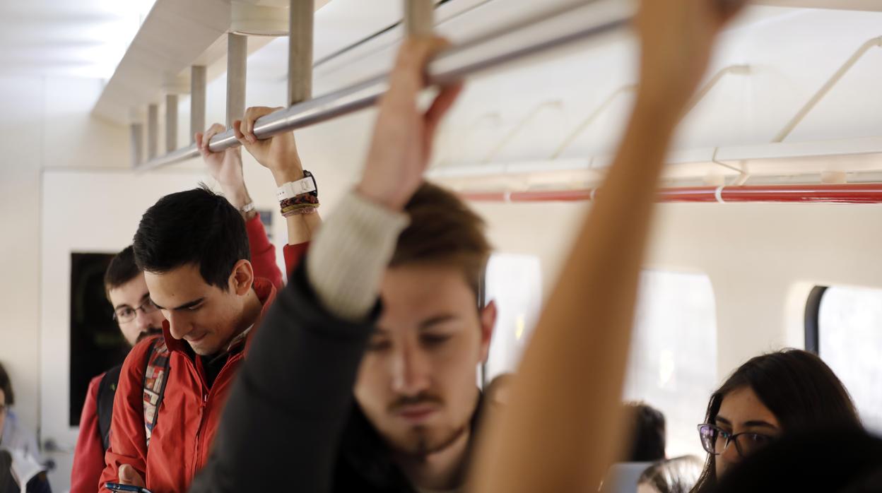 Viajeros a bordo del cercanías, con destino al campus de Rabanales