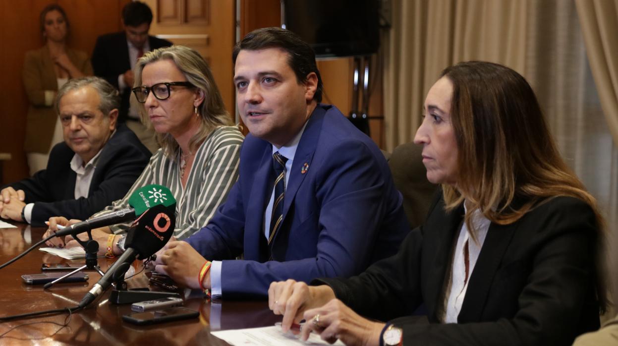 Salvador Fuentes, Isabel Albás, José María Bellido y Paula Badanelli, en la firma del acuerdo