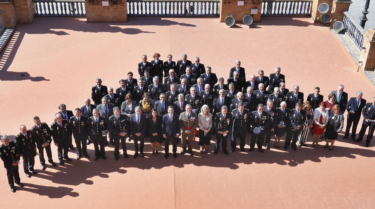 El presidente de la Junta de Andalucía, Juanma Moreno, en los actos del XXV aniversario de la Policía Nacional adscrita a la Junta