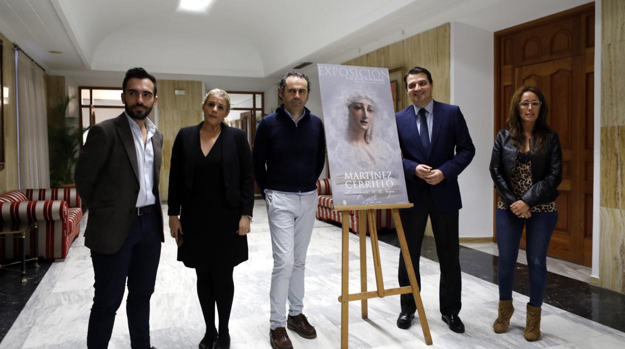 El alcalde, junto a los organizadores de la cita, en el Ayuntamiento de Córdoba