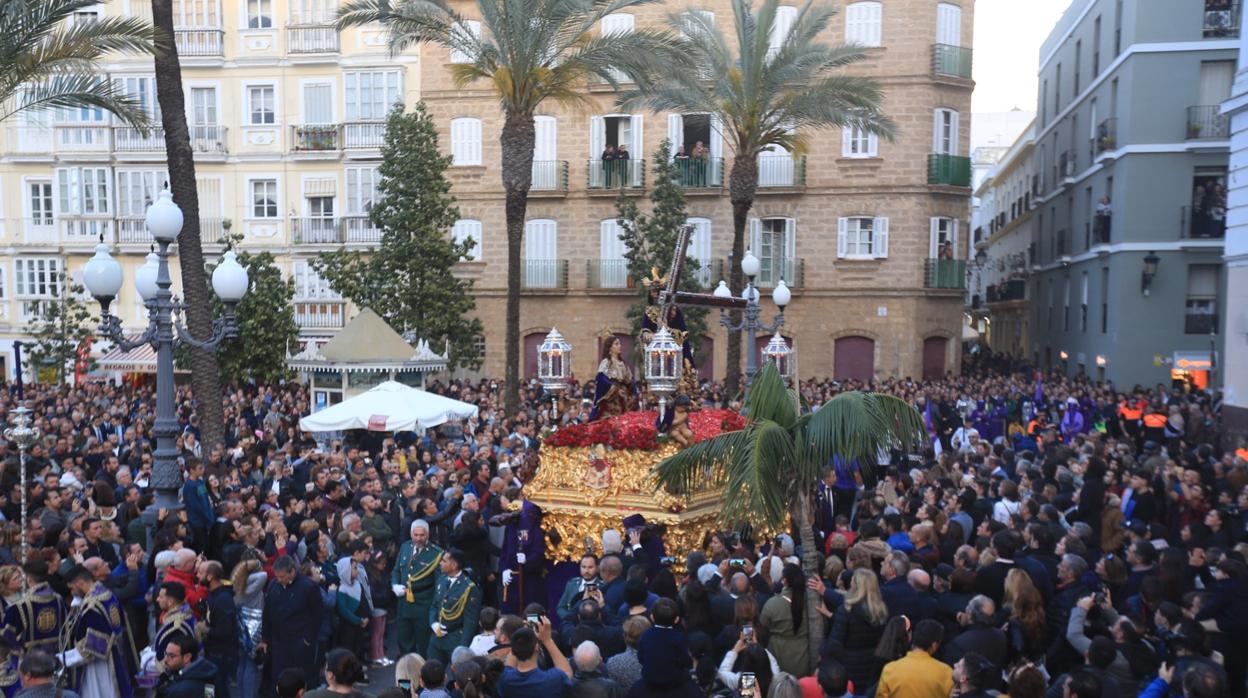 Pendientes del acoplamiento de Jueves Santo y Madrugada en Cádiz