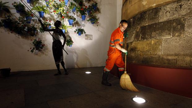 La mitad de los cordobeses suspende la limpieza de las calles de Sadeco