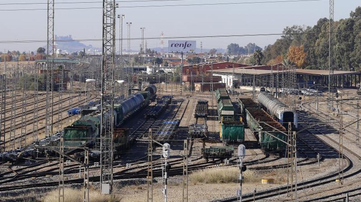 Estación de mercancías de El Higuerón, con Almodóvar al fondo