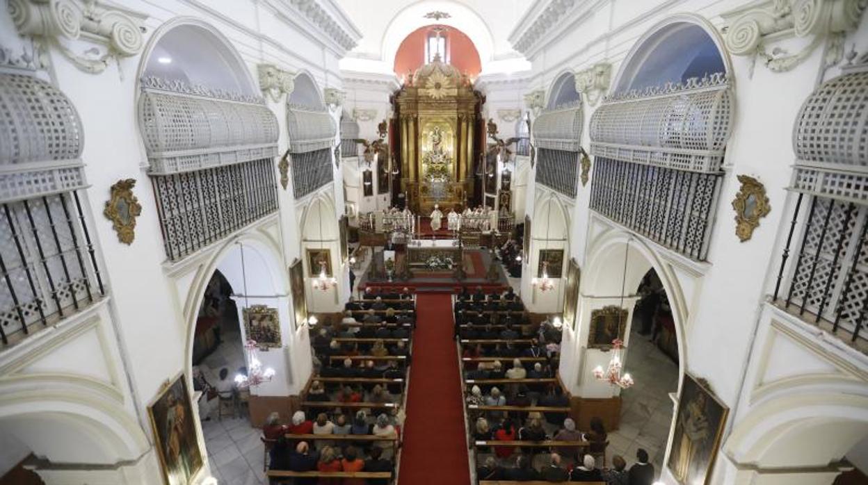 Fieles en la Iglesia del Juramento en el Día de San Rafael