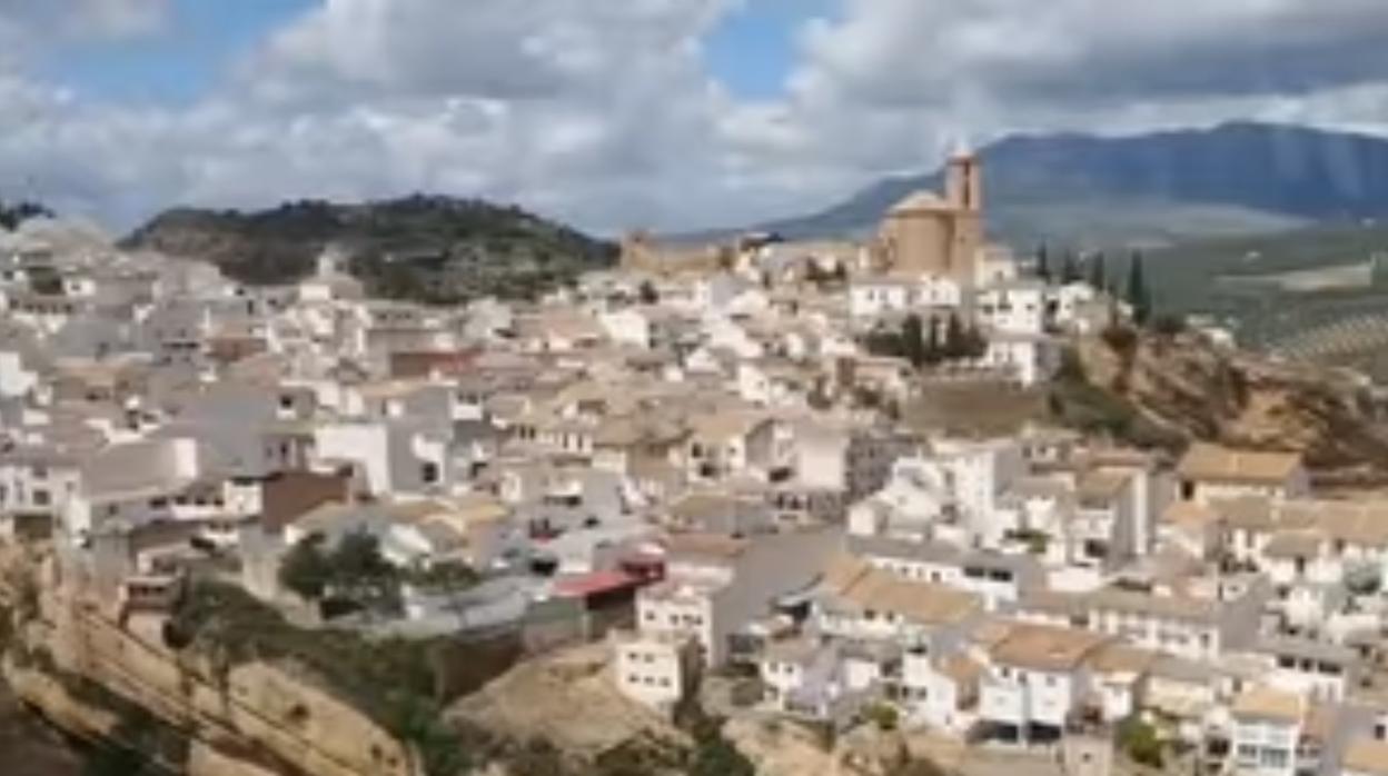 Iznájar, a vista de pájaro en una captura de pantalla de un vídeo publicado por Calleja en Facebook