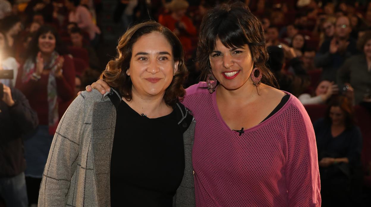 Colau posa con Teresa Rodríguez antes del acto de Unidas Podemos en la Facultad de Comunicación de Sevilla