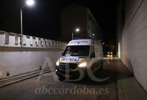 Córdoba CF | Jesús León, atendido por una ambulancia en el cuartel de la Guardia Civil