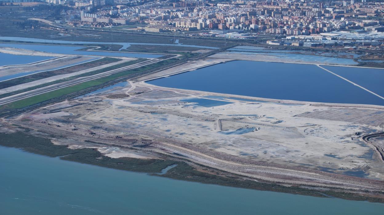 Vista de las balsas de fosfoyesos con la ciudad al fondo