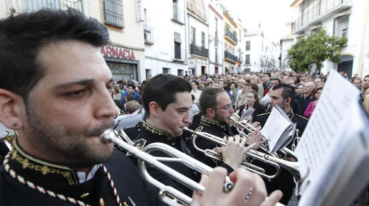 Una fila de músicos durante una salida procesional