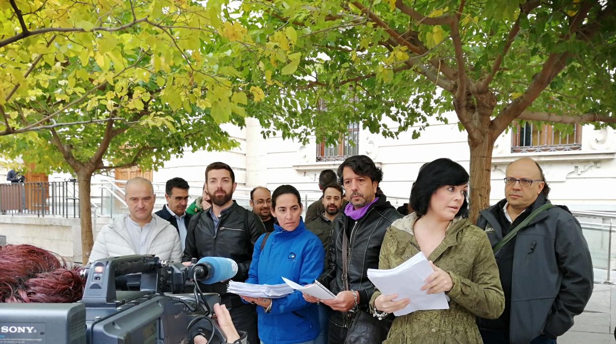 Trabajadores de Onda Jaén muesran los folios con las firmas de apoyo