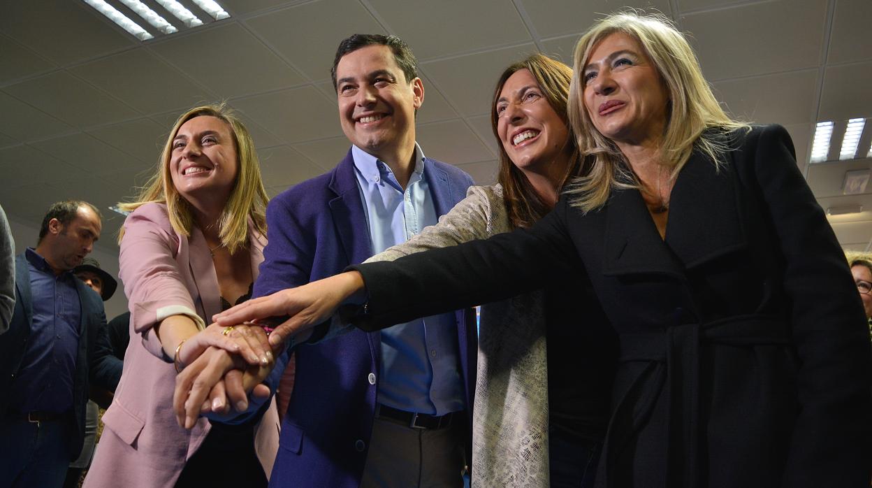 Juanma Moreno, junto a Marifrán Carazo, Loles López y Patricia del Pozo, en Granada.