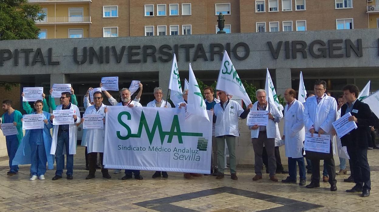 Los médicos, concentrados esta mañana en Sevilla